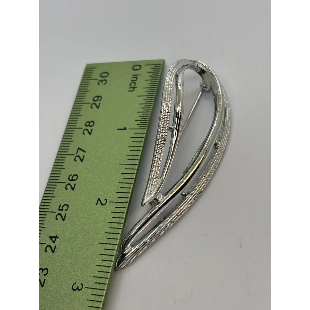 Vintage‎ Brooch Silver Tone with Intricate Detail Signed Sarah Coventry